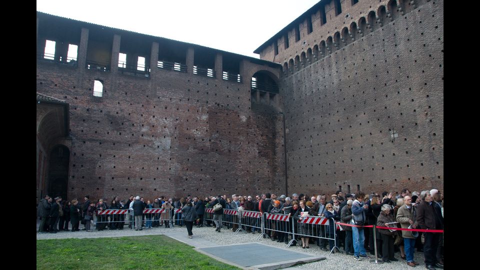 Centinaia di persone in fila al Castello Sforzesco di Milano per rendere omaggio al gigante della letteratura italiana Umberto Eco (Afp)