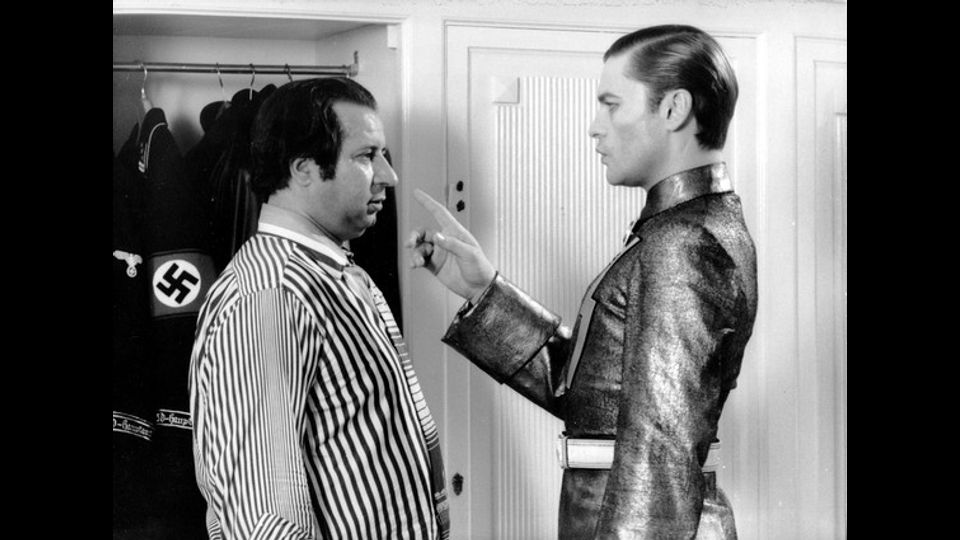 Tinto Brass e Helmut Berger sul set di 'Salon Kitty', foto di Angelo Samperi (&copy;Archivio privato di Tinto Brass)