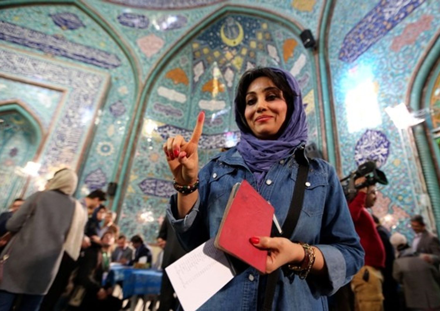 &nbsp;Urne aperte in Iran, voto cruciale per le riforme
