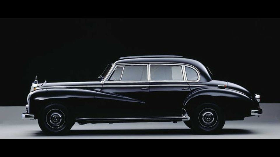 Mercedes-Benz Typ 300b &quot;Adenauer&quot;&nbsp;- negli 11 anni di produzione ha sedotto personalit&agrave; rilevanti nel mondo dello spettacolo, dell'imprenditoria e della politica tra cui il cancelliere tedesco Konrad Adenauer, che la utilizzava sempre durante i suoi viaggi tanto da farla ribattezzare &ldquo;300 Adenauer&rdquo;. Estimatori della vettura furono anche Gary Cooper e Clark Gable, il presidente degli Stati Uniti John Fitzgerald Kennedy ed i papi Giovanni XXIII e Paolo VI. Su Subito per cerimonie