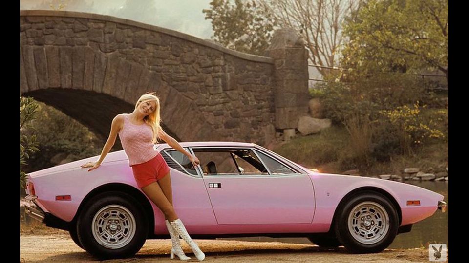 De Tomaso Pantera GTS 1975 - tra gli esemplari pi&ugrave; celebri di questa vettura si distingue quella che prende il nome di &quot;The Love Machine&quot;, una &quot;Pantera&quot; verniciata in rosa confetto e consegnata, nel 1972, alla playmate di Playboy e attrice Liv Lindeland. Su Subito &egrave; in vendita la versione originale fino a &euro;130.000