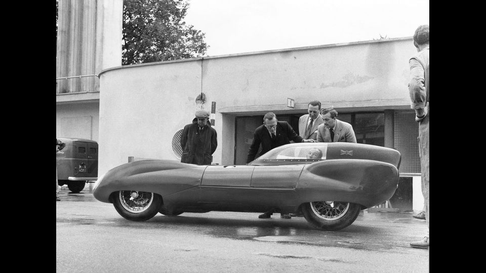 Lotus 11 1956 - automobile da corsa costruita dalla Lotus dal 1956 al 1958 in circa 270 esemplari nel mondo, la &ldquo;Eleven&rdquo; &egrave; una delle auto Lotus pi&ugrave; vincenti che ha battuto diversi record, il pi&ugrave; importante dei quali appartiene a Stirling Moss per un giro a Monza alla velocit&agrave; media di 229 km/h. Valore di vendita fino a &euro; 190.000