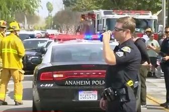 Scontri a marcia Ku Klux Klan in California, 5 feriti - Video