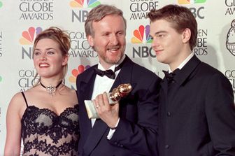 Il regista James Cameron con Kate Winslet e Leonardo DiCaprio ai 55* Golden Globe Awards&nbsp;