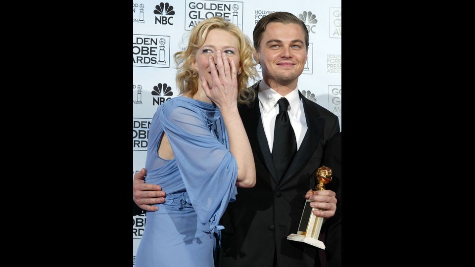 Leonardo DiCaprio con Cate Blanchett dopo la vittoria come miglior attore in un Film Drammatico per The Aviator, 2004, al 62 Golden Globes Awards (Afp)&nbsp;