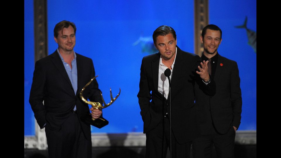 Il regista Christopher Nolan con Leonardo DiCaprio e Joseph Gordon-Levitt ai Movie Award per il film Inception, 2010 (Afp)&nbsp;