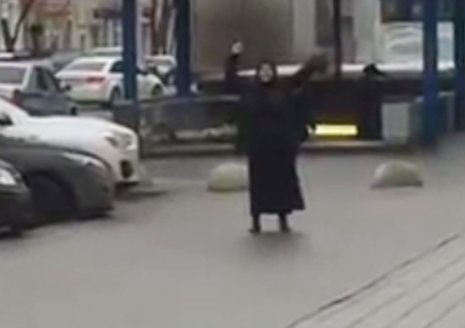 Orrore a Mosca, donna inneggia a Allah con testa mozzata