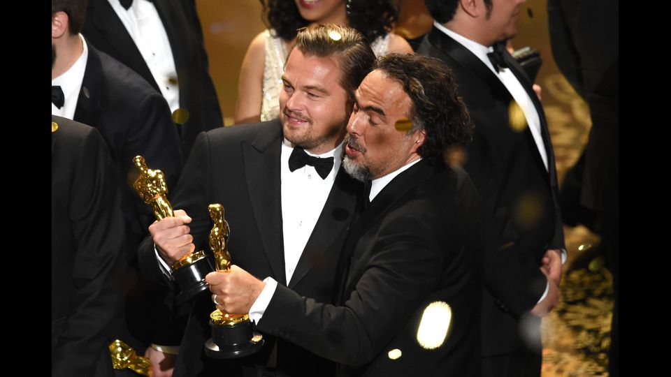Leonardo DiCaprio vincitore del miglior attore per 'The Revenant' e il regista Alejandro Gonz&aacute;lez I&ntilde;&aacute;rritu, vincitore del miglior regista per 'The Revenant', 2015 (Afp)&nbsp;