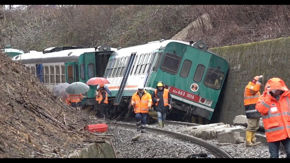 Deraglia treno a Castelletto Cervo, Biella (youreporter)