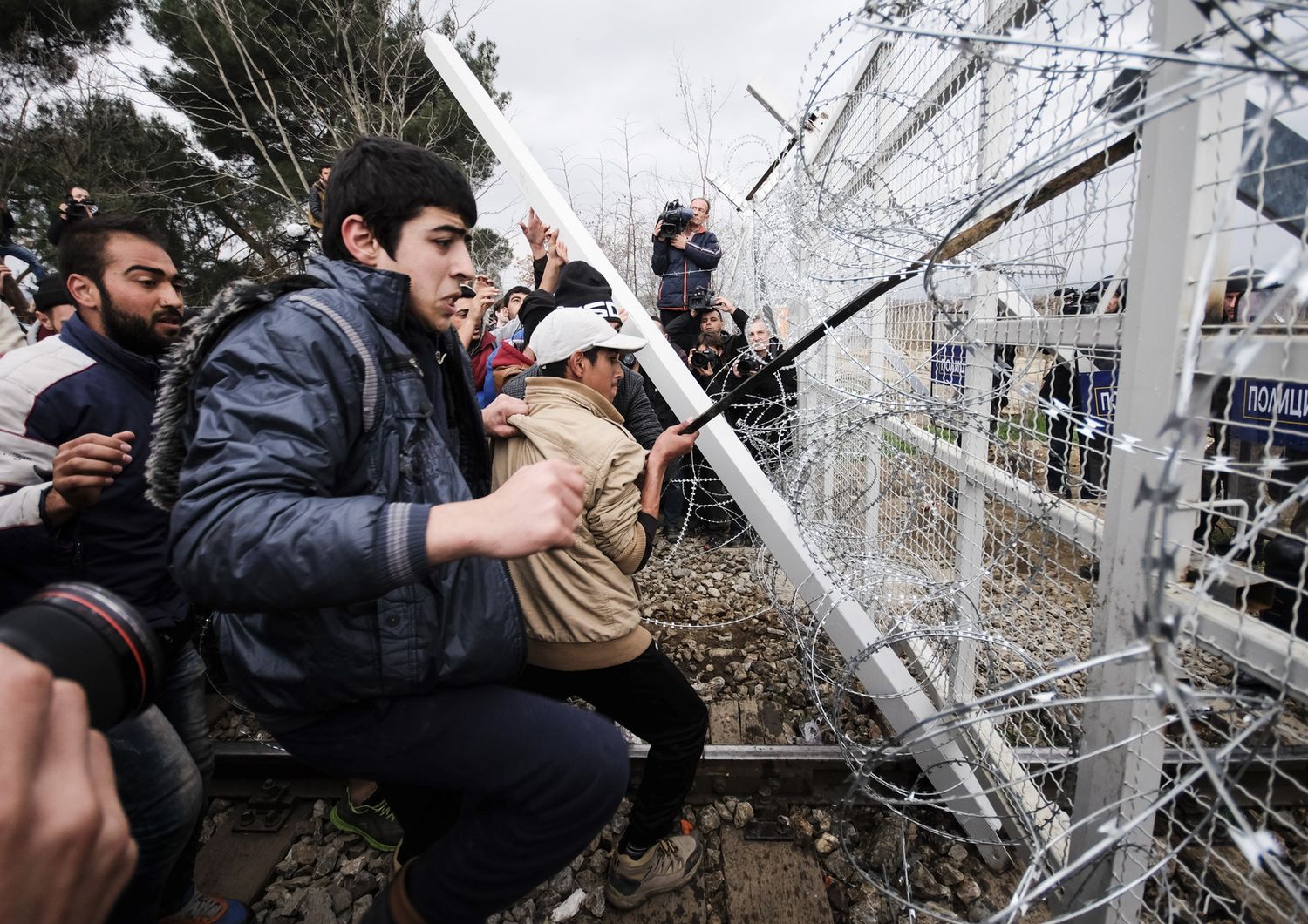 Migranti confine Grecia Macedonia scontri (Afp)