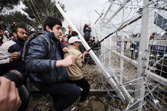 Migranti confine Grecia Macedonia scontri (Afp)