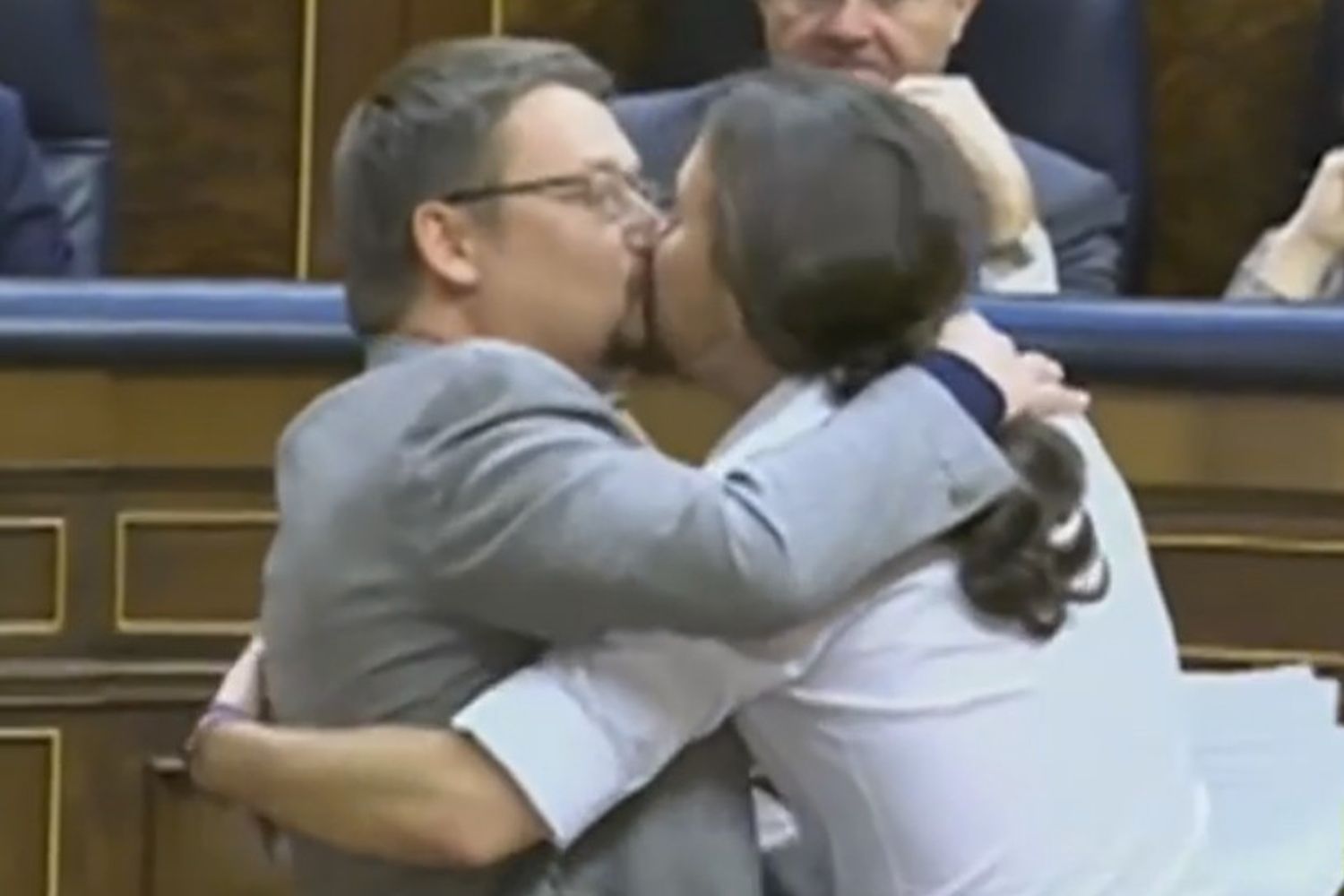 Spagna, bacio tra Pablo Iglesias e Xavier Domenech&nbsp;