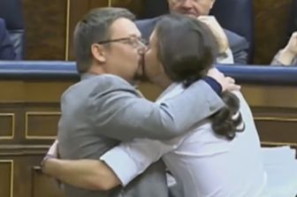 Spagna, bacio tra Pablo Iglesias e Xavier Domenech&nbsp;