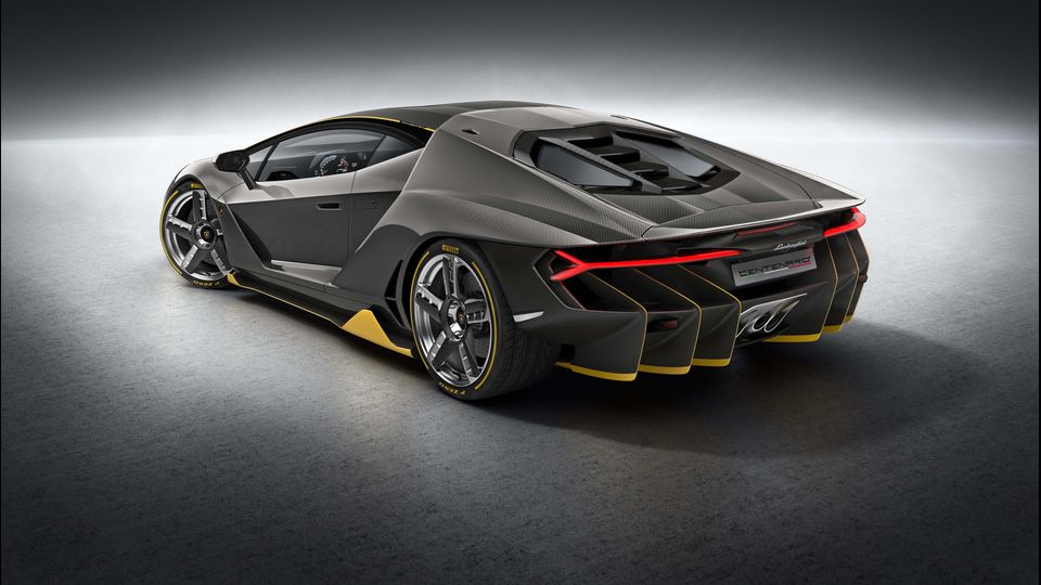 La Lamborghini Centenario ha debuttato al Salone dell'Auto di Ginevra per la gioia degli appassionati. La biposto celebra i cento anni dalla nascita del fondatore Ferruccio Lamborghini e ne esisteranno solo 40 esemplari: 20 Coupe' e 20 Roadster