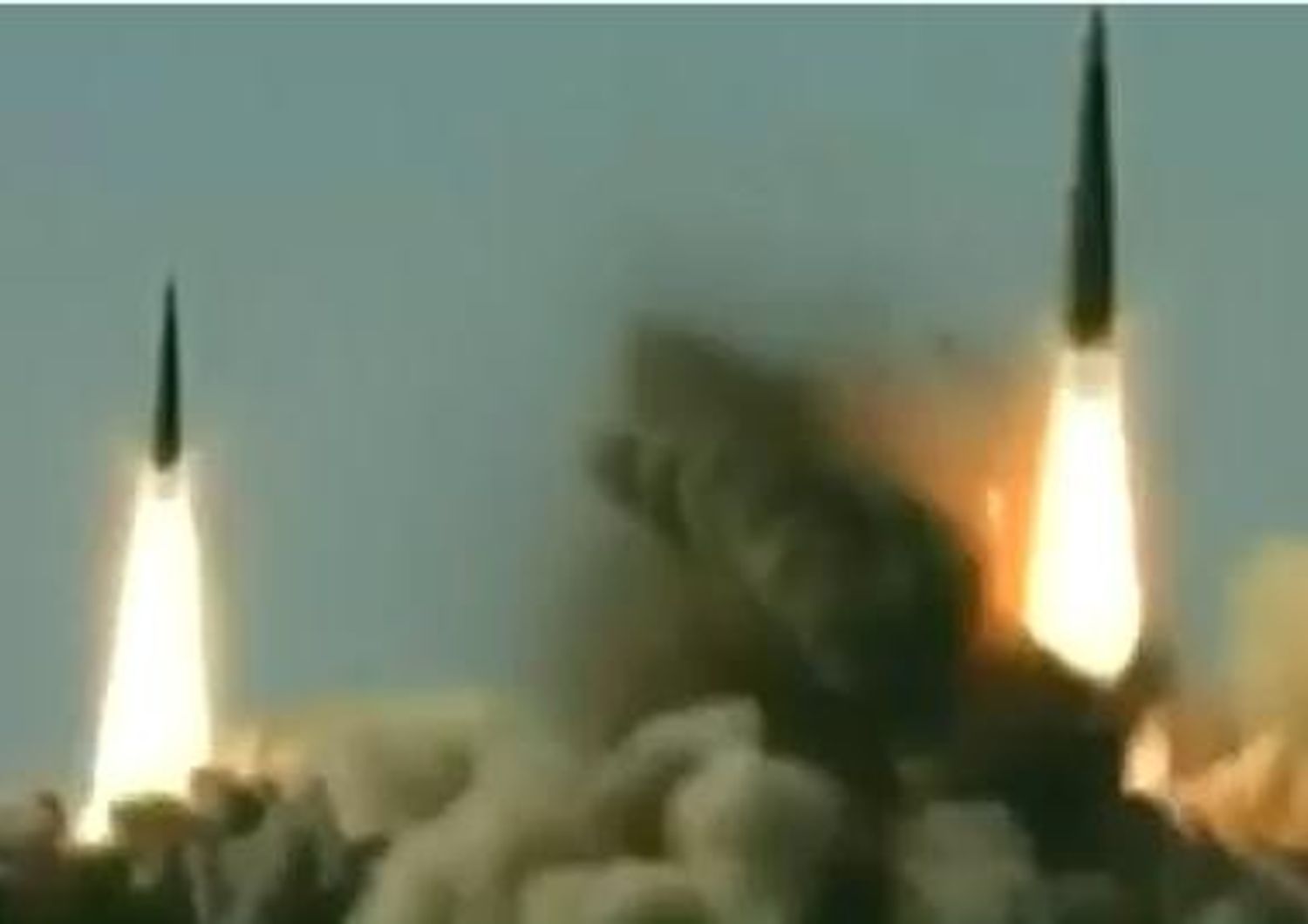 &nbsp; &nbsp;Nord Korea lancio missili da Wonsan esercito popolare di Pyongyang caduti nel mar del Giappone - Youtube
