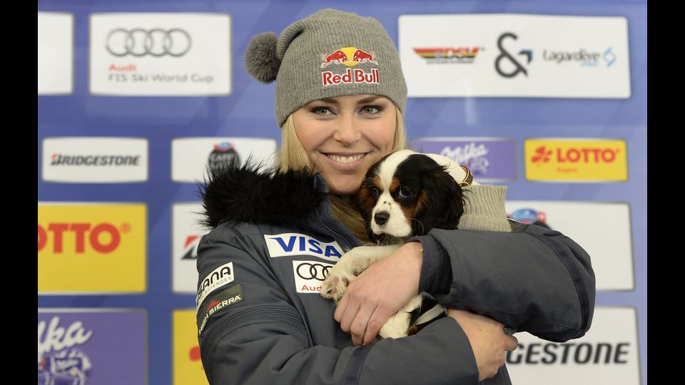 Lindsey Vonn con il suo cane Lucie durante una gara super-G alla Coppa del Mondo di Sci FIS alpino a Garmisch-Partenkirchen, Germania meridionale, il 7 febbraio, 2016 (Afp)&nbsp;