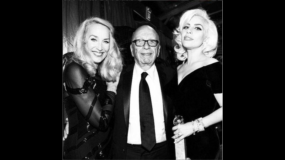 Jerry Hall, Rupert Murdoch. Nella foto al Golden Globe 2016 con Lady Gaga&nbsp;(foto da Instagram)&nbsp;