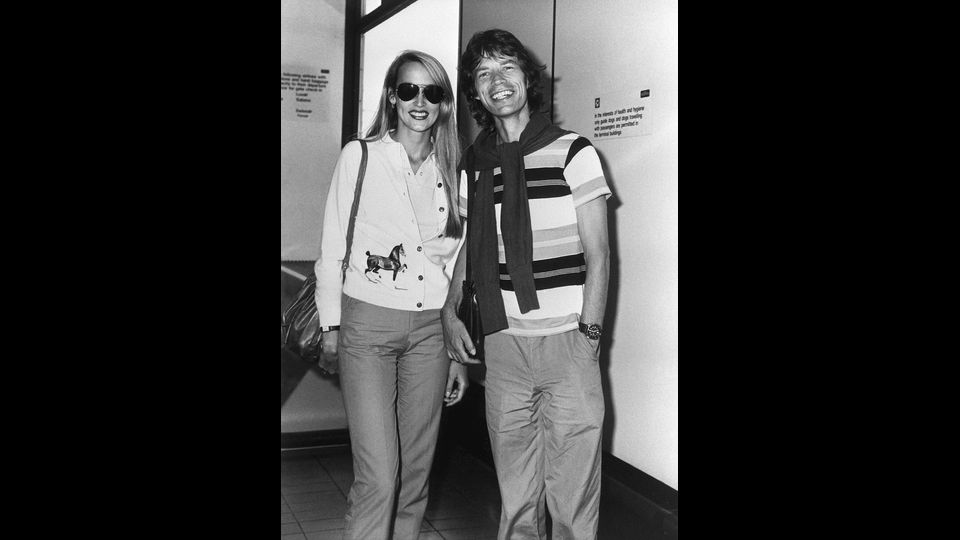 Rupert Murdoch e Jerry Hall 'bruciano le tappe', sposi un giorno prima.&nbsp;Nella foto l'attrice con l'ex marito Mick Jagger&nbsp;(foto da Facebook)&nbsp;