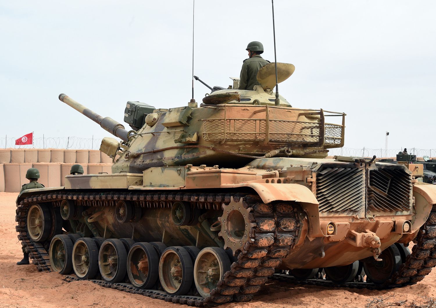Libia: tante ipotesi per azione militare, ma Renzi frena