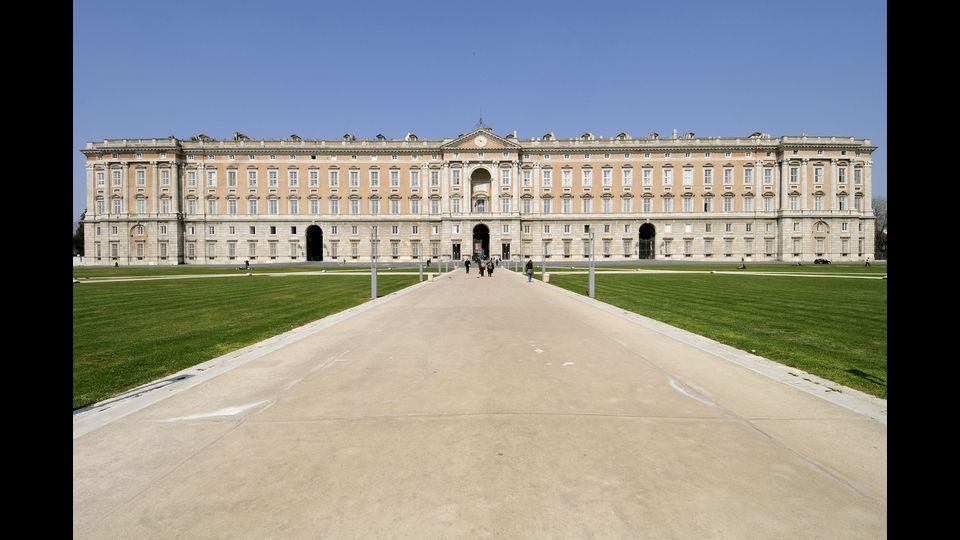 Reggia di Caserta (Caserta) - &quot;Stupenda visita alla Reggia in una giornata di novembre che sembrava estiva con un sole che illuminava di fiabesco il palazzo e i suoi giardini rendendo tutto come se fossimo in un&rsquo;altra epoca. Ne vale la pena andateci&quot;. L&rsquo;aumento &egrave; del 28%&nbsp;
