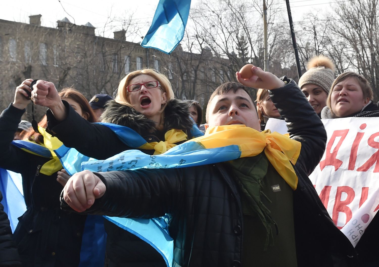 &nbsp;Ucraina manifestanti attaccano ambasciata russa a Kiev