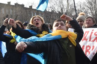 &nbsp;Ucraina manifestanti attaccano ambasciata russa a Kiev