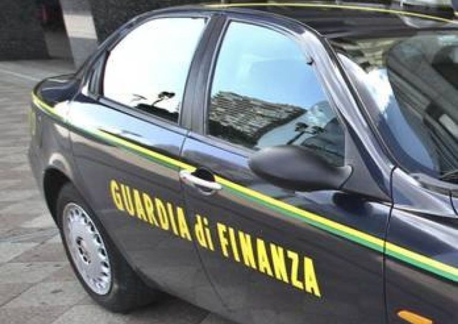 &nbsp; &nbsp;Gdf guardia di finanza auto