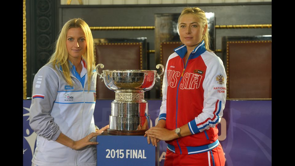 &nbsp;Petra Kvitova e Maria Sharapova dopo la cerimonia del sorteggio finale, International Tennis Federation Fed Cup, il 13 novembre 2015 a Praga (Afp)&nbsp;