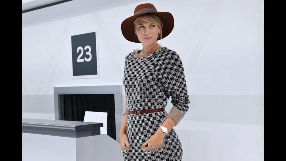 &nbsp; &nbsp;Maria Sharapova&nbsp;in posta per i fotografi prima della sfilata Ready-to-wear di Chanel 2016,&nbsp;il 6 ottobre 2015 al Grand Palais di Parigi, il&nbsp;&nbsp;(Afp)
