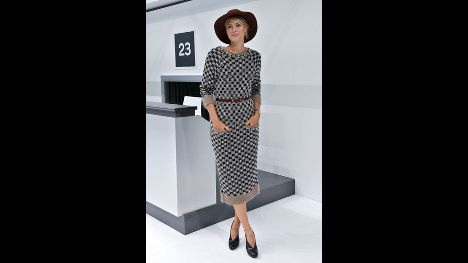 &nbsp;Maria Sharapova in posta per i fotografi prima della sfilata Ready-to-wear di Chanel 2016,&nbsp;il 6 ottobre 2015 al Grand Palais di Parigi, il&nbsp;&nbsp;(Afp)