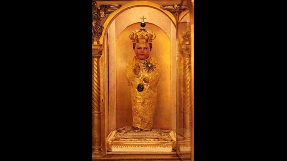 BAMBINELLO DELL&rsquo;ARA COELI -&nbsp;autore ignotoChiesa Ara Coeli &ndash; Roma &ndash; febbraio 1994Icona del culto popolare, per quattro secoli si e&rsquo; &lsquo;affacciato&rsquo; sulla scalinata prospiciente il Campidoglio per benedire la citta&rsquo; il giorno della Befana. In tre scalano le impalcature del Vittoriano, entrano nelle stanze dei frati e si portano via il legno scolpito del XV secolo: un &ldquo;furto anomalo&rdquo;, concordano gli inquirenti, ma ancora senza autore.