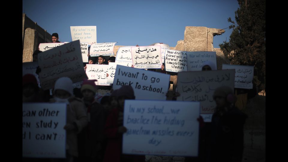 Bambini protestano contro gli attacchi alle scuole in una zona assediata del Ghouta orientale (foto Amer Al Shami per Save the Children)&nbsp;