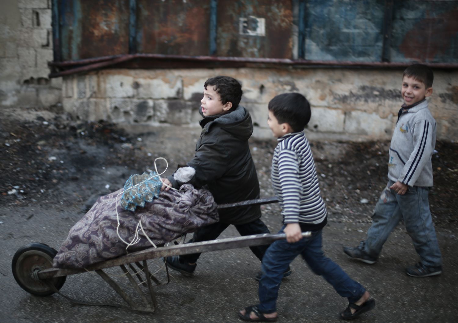 Bambini spingono un carro con carta da ardere nel Ghouta orientale (foto Amer Al Shami per Save the Children)&nbsp;
