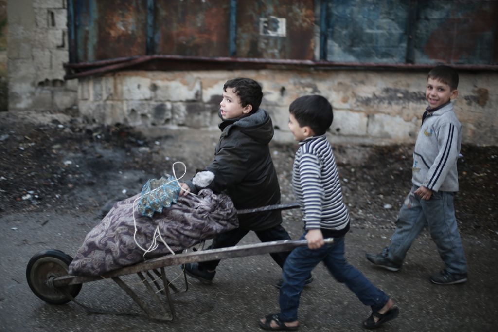 Bambini spingono un carro con carta da ardere nel Ghouta orientale (foto Amer Al Shami per Save the Children)&nbsp;