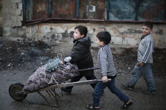 Bambini spingono un carro con carta da ardere nel Ghouta orientale (foto Amer Al Shami per Save the Children)&nbsp;