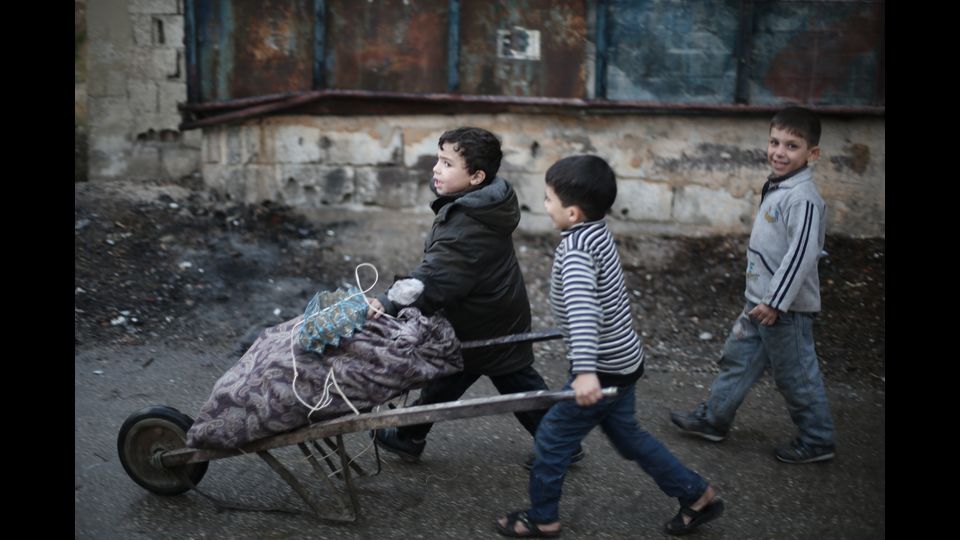 Bambini spingono un carro con carta da ardere nel Ghouta orientale (foto Amer Al Shami per Save the Children)&nbsp;