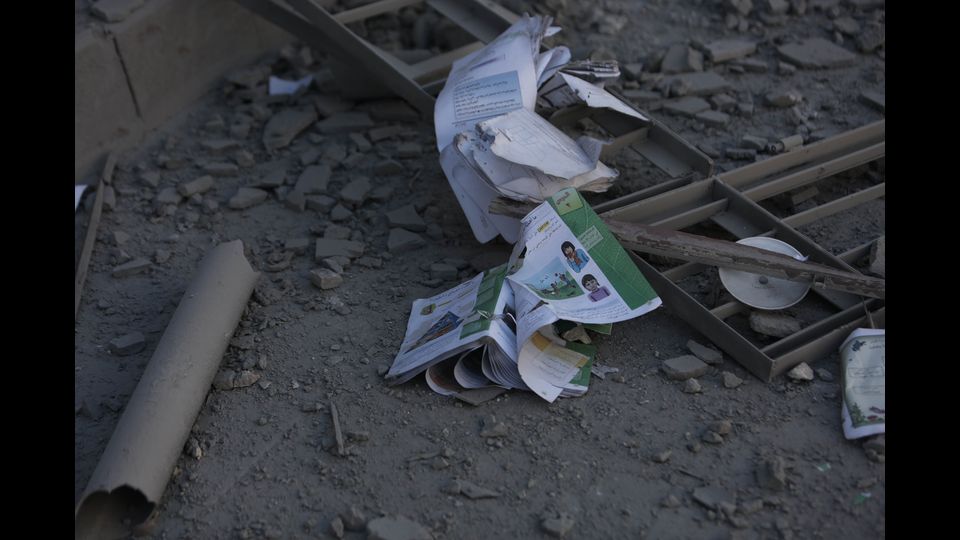 Libri a terra in una scuola distrutta, Ghouta orientale (foto Amer Al Shami per Save the Children)&nbsp;