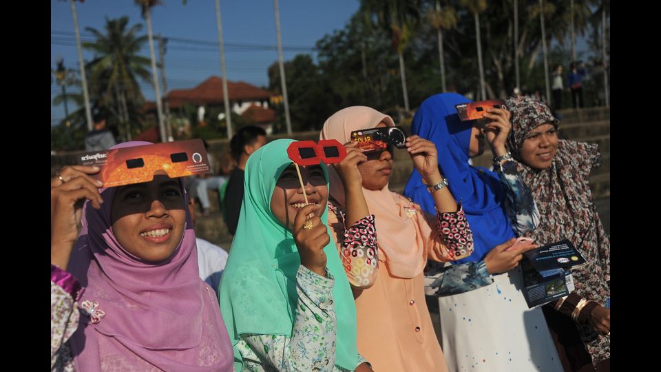 Migliaia di persone si sono svegliate all'alba in Indonesia per godersi l'unica eclissi totale di sole del 2016, una delle piu' spettacolari degli ultimi anni e che si e' vista parzialmente anche in gran parte del sud-est asiatico (Afp)