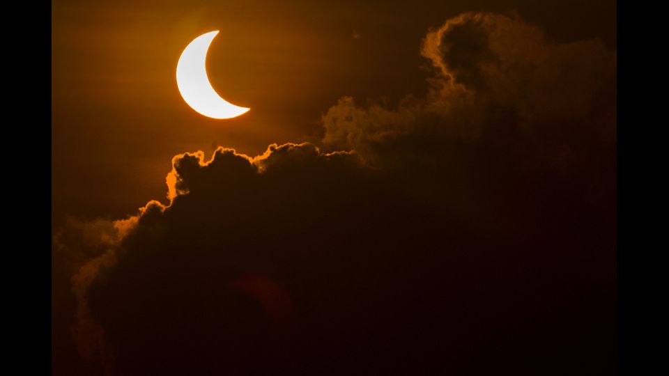 L'eclissi solare totale in Indonesia (Afp)