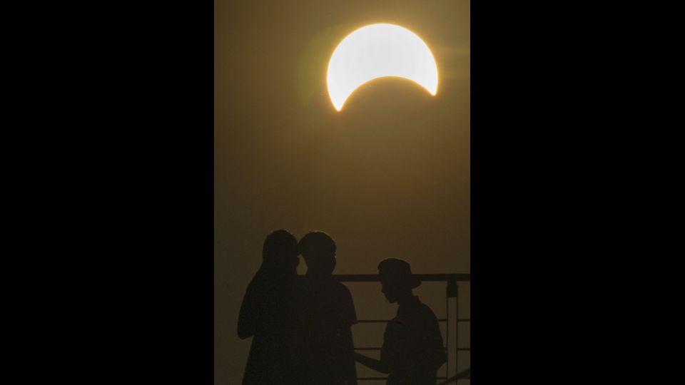 L'eclissi solare totale in Indonesia (Afp)