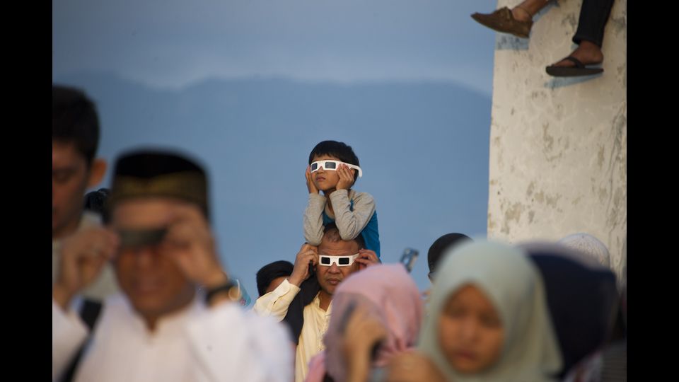 L'eclissi solare totale in Indonesia (Afp)