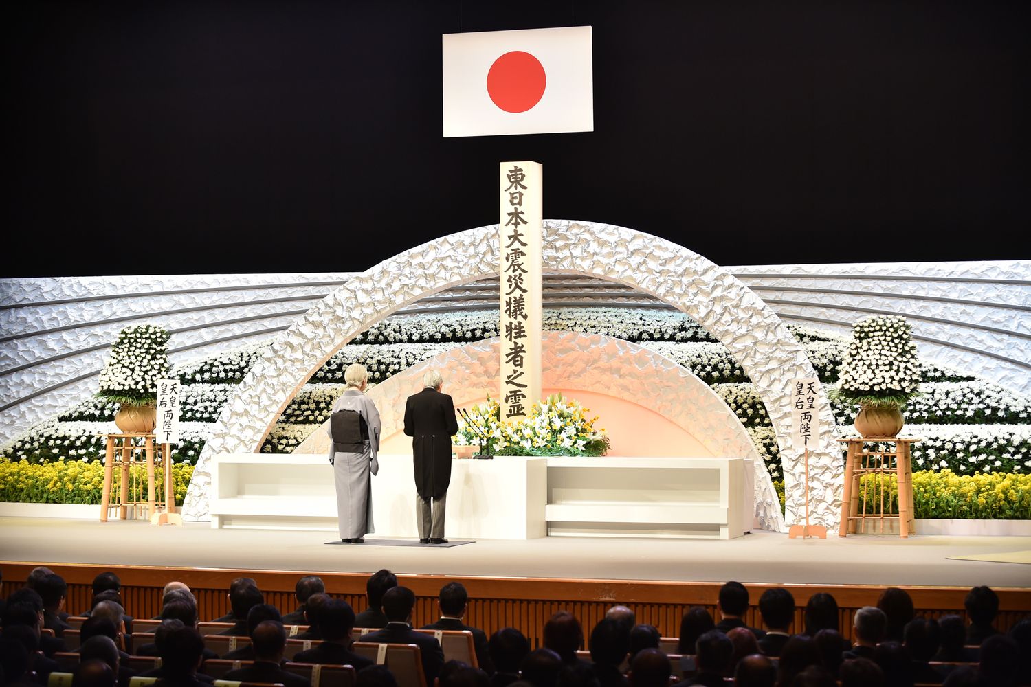 Commemorazione a Fukushima, Emperor Akihito (R) with Empress Michiko (L) (Afp)&nbsp;
