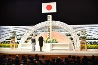 Commemorazione a Fukushima, Emperor Akihito (R) with Empress Michiko (L) (Afp)&nbsp;
