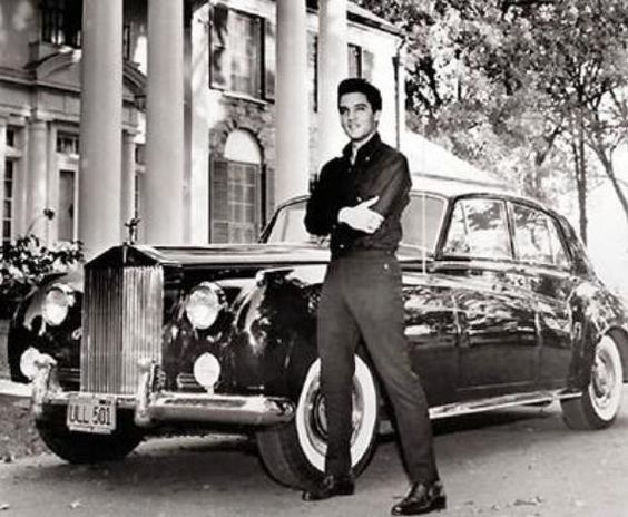 Elvis Presley con la Rolls-Royce Phantom V del 1960&nbsp;