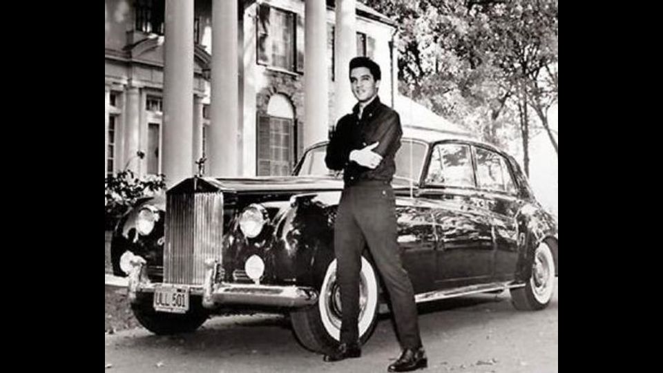 Elvis Presley con la Rolls-Royce Phantom V del 1960&nbsp;