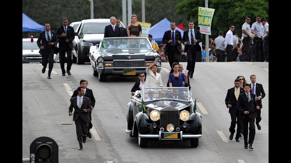 Il presidente brasiliano Dilma Rousseff su una Rolls-Royce durante la cerimonia di inaugurazione della sua elezione - Brasilia 1 gennaio 2011&nbsp;