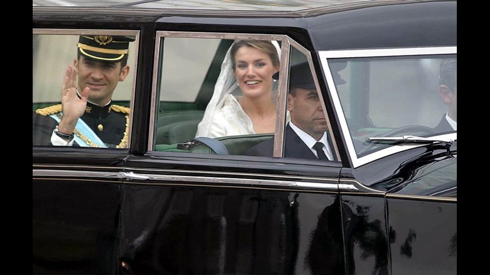 Filippo di Spagna con la moglie Letizia su una Rolls-Royce - 22 maggio 2004&nbsp;