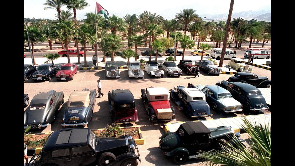 20 settembre 1999 - 72 Rolls-Royce parcheggiate di fronte ad un albergo a cinque stelle sul Mar Rosso per promuovere il turismo&nbsp;