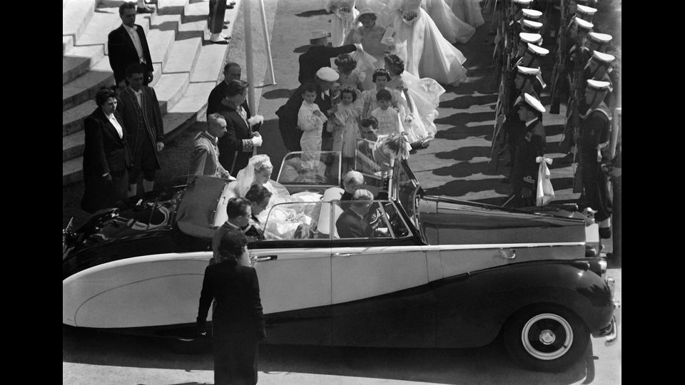 Il principe Ranieri di Monaco e Grace Kelly durante le nozze con una Rolls-Royce 19 aprile 1956&nbsp;