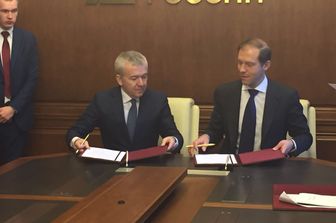 A sinistra Ernesto  Ferlenghi ( presidente Confindustria Russia) a destra ministro russo Industria Denis Manturov &nbsp;